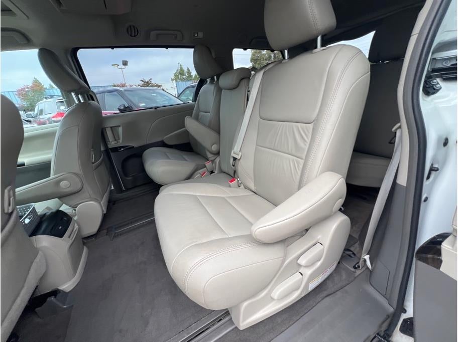 2017 Toyota Sienna XLE Premium Minivan 4D