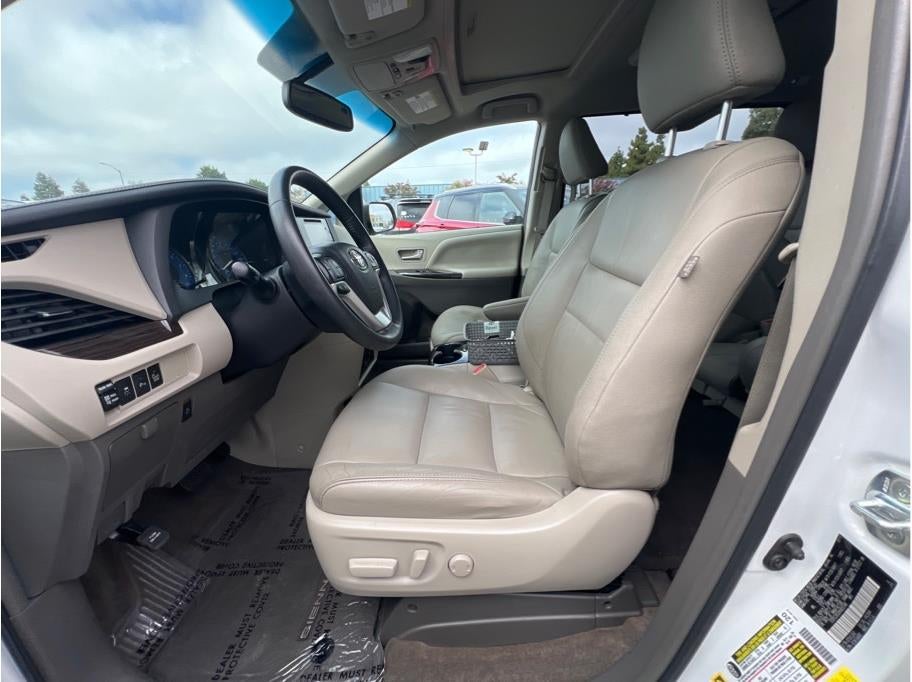 2017 Toyota Sienna XLE Premium Minivan 4D