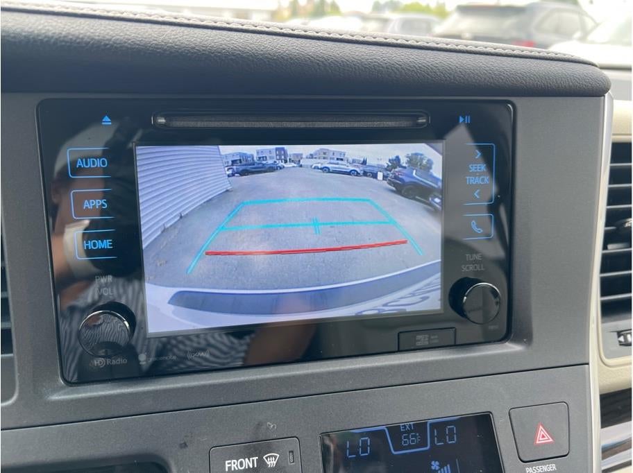 2017 Toyota Sienna XLE Premium Minivan 4D