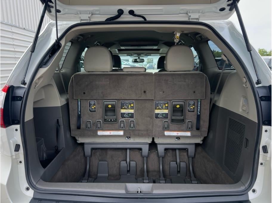2017 Toyota Sienna XLE Premium Minivan 4D