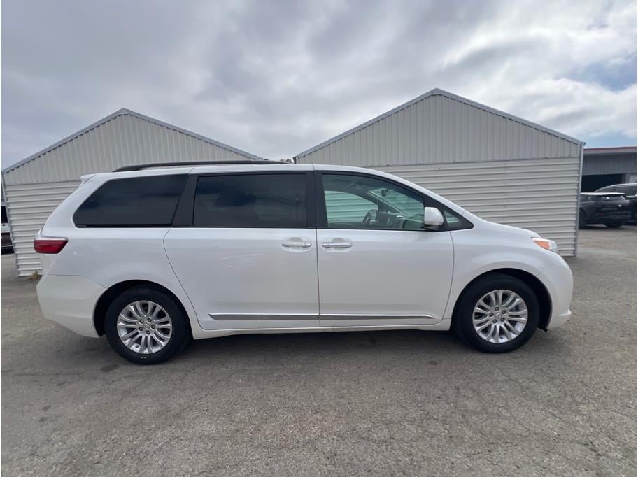 2017 Toyota Sienna XLE Premium Minivan 4D
