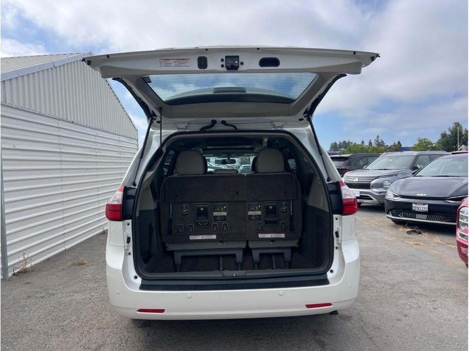 2017 Toyota Sienna XLE Premium Minivan 4D