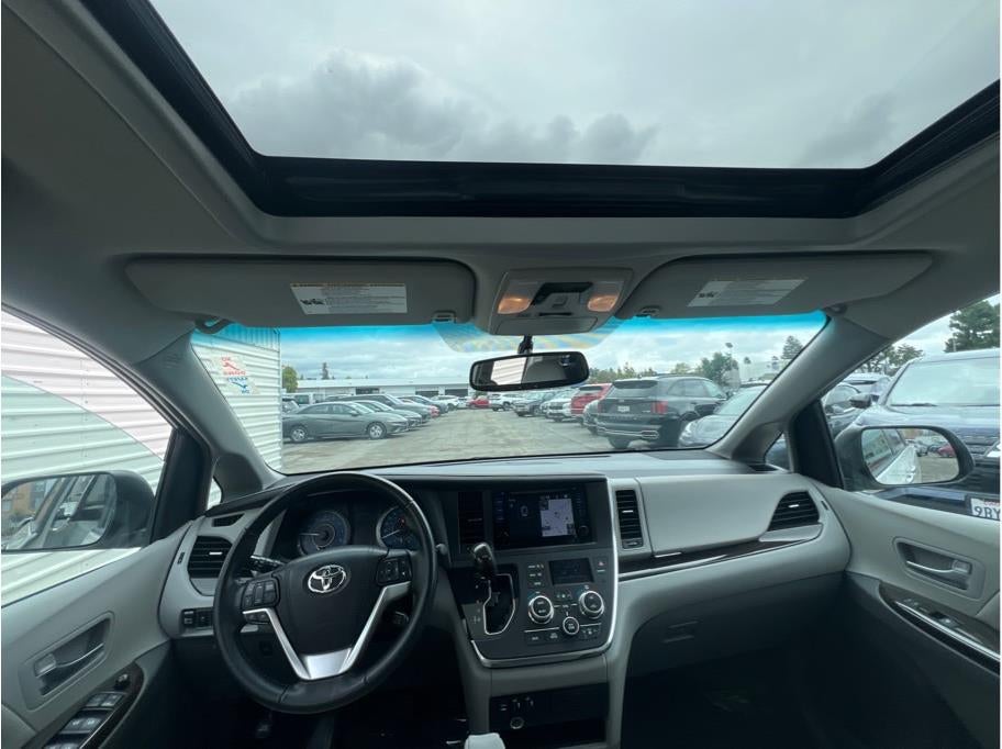 2016 Toyota Sienna XLE Minivan 4D