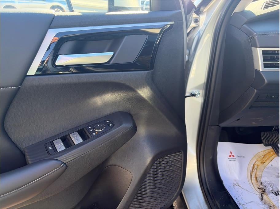 2025 Mitsubishi Outlander PHEV SE Tech Package