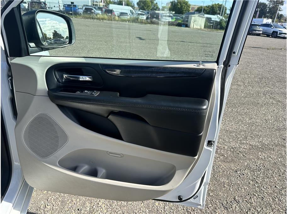 2017 Dodge Grand Caravan Passenger SE Minivan 4D