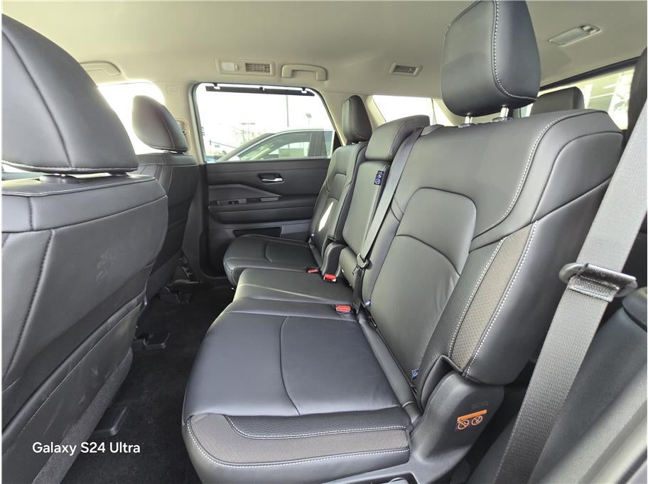 2025 Nissan Pathfinder SL Sport Utility 4D