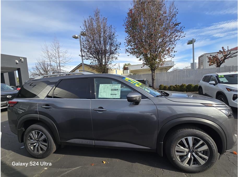 2025 Nissan Pathfinder SL Sport Utility 4D