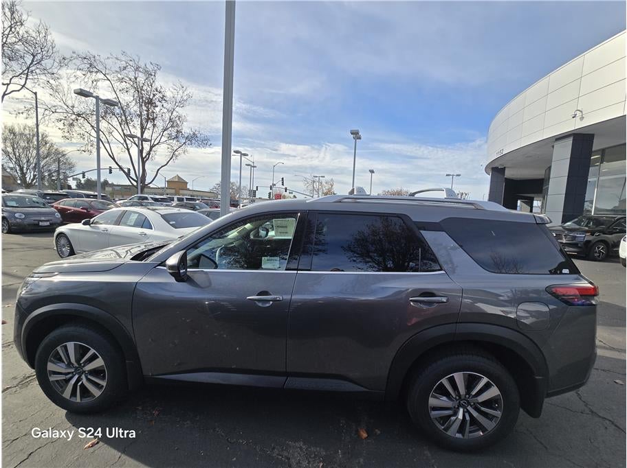 2025 Nissan Pathfinder SL Sport Utility 4D