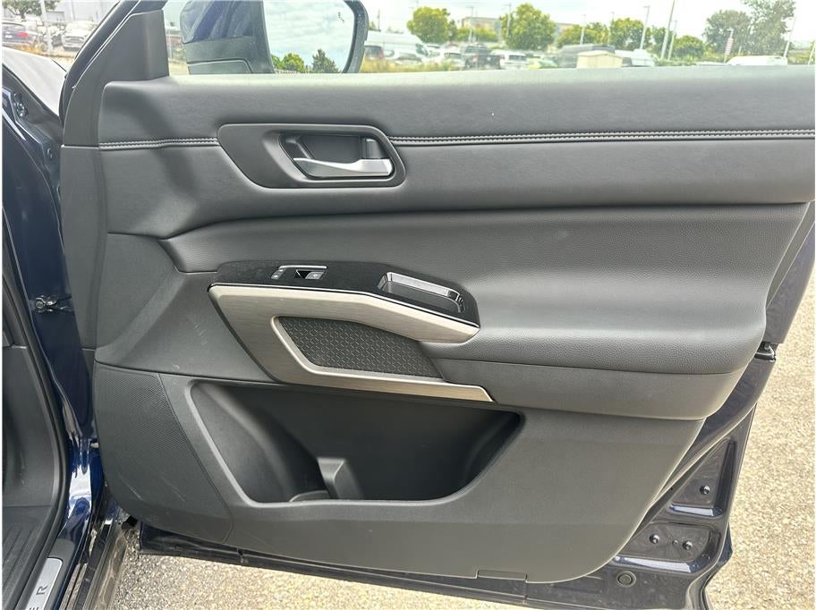 2025 Nissan Pathfinder Platinum Sport Utility 4D