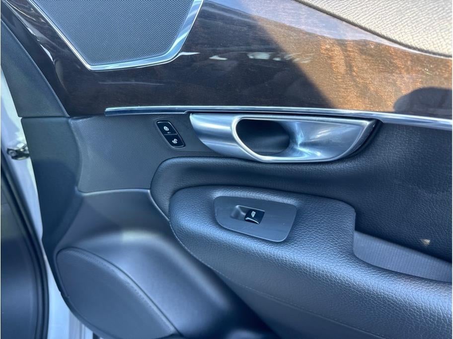 2018 Volvo XC90 T6 Momentum Sport Utility 4D
