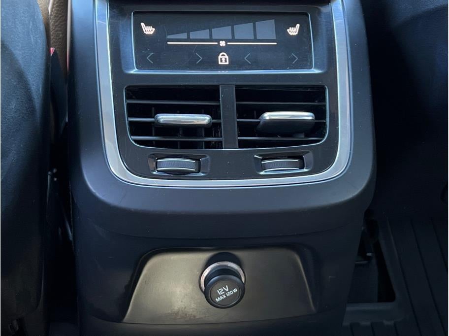 2019 Volvo XC90 T8 Momentum Sport Utility 4D