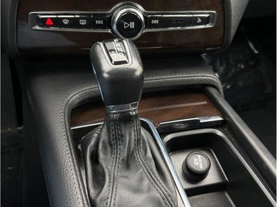 2016 Volvo XC90 T6 Momentum Sport Utility 4D