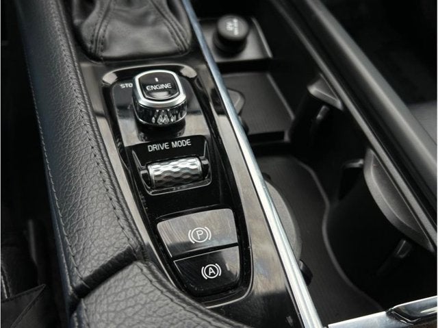 2016 Volvo XC90 T6 Momentum Sport Utility 4D