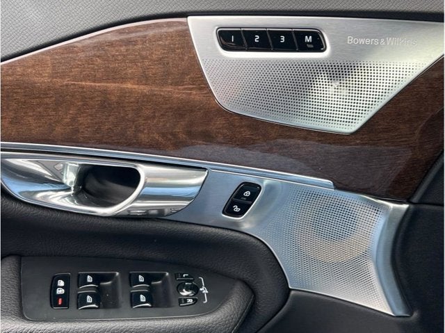 2016 Volvo XC90 T6 Momentum Sport Utility 4D