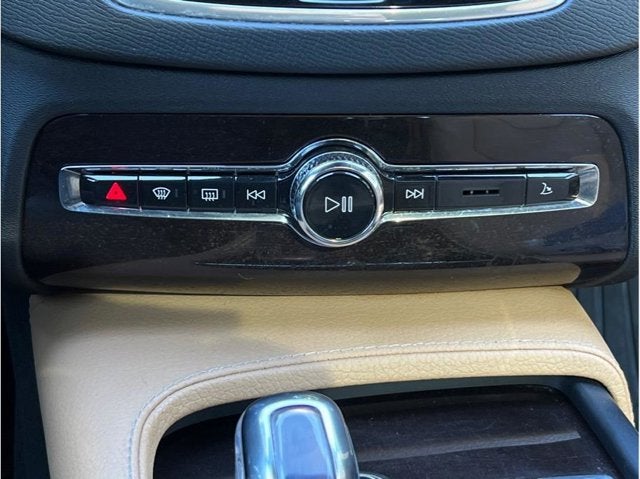 2019 Volvo XC90 T8 Momentum Sport Utility 4D